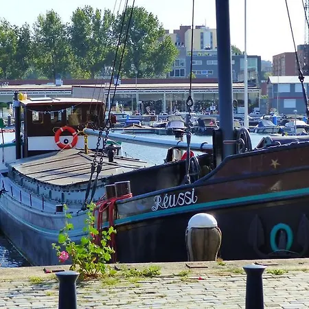 Couette-café Houseboat Reussi *