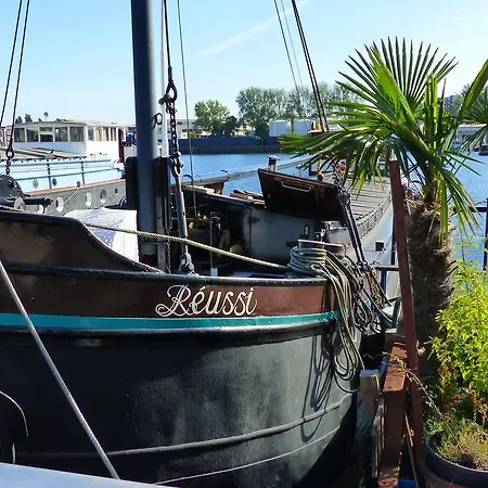 Panzió Houseboat Reussi