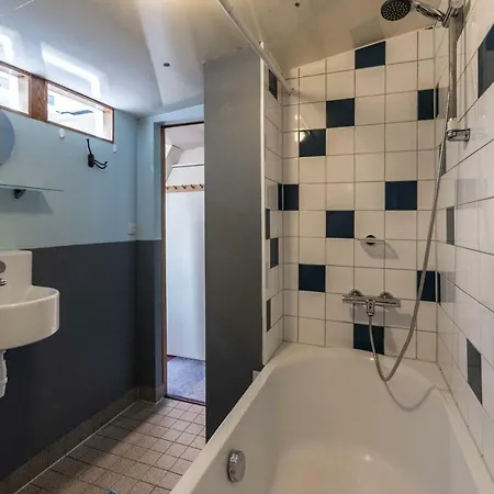 Houseboat Reussi Bed & Breakfast