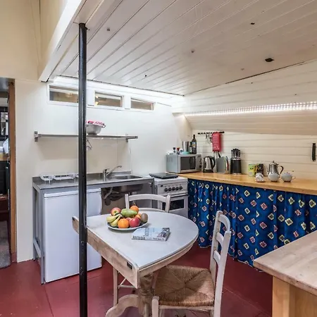 Houseboat Reussi B&B *