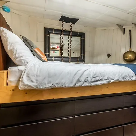 Houseboat Reussi B&B 암스테르담